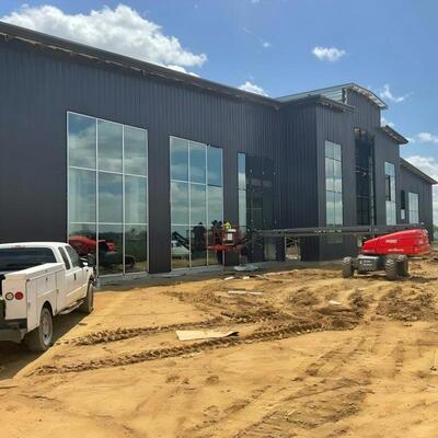 Q355 Çelik Büyük Aralık Rengi Özel Modern Tasarım Prefab Çelik Yapı Depo Ofisiyle