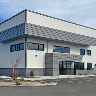 Q355 Çelik Büyük Aralık Rengi Özel Modern Tasarım Prefab Çelik Yapı Depo Ofisiyle
