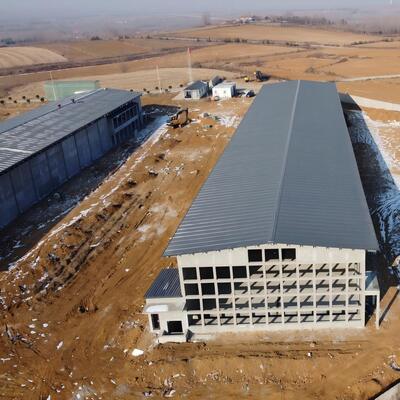Özelleştirilebilir Boyutlar Yüksek Mukavemetli Çelik Çerçeve Hızlı Kurulum Broyler Yetiştiriciliği için Prefabrik Çelik Yapı Kümes Hayvanları Evi