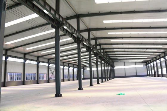 Portal Çerçeve Prefab Pre-montajlı Çelik Atölyesi Binanı Depo Garajı Sıcak olarak yuvarlanmış bölüm İnşaat